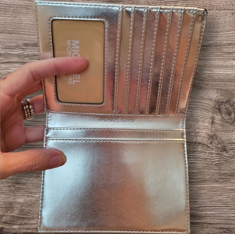 Michael Kors Travel Passport Holder NWOT (have the original bag it came in) - Picture 4 of 5